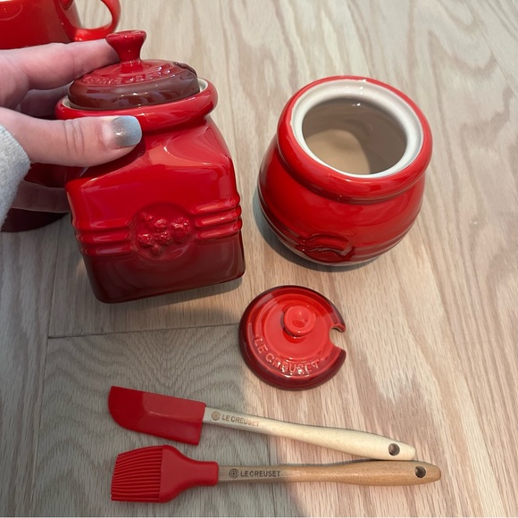 Le Creuset Red Honey Jar with Brush - Picture 3 of 6
